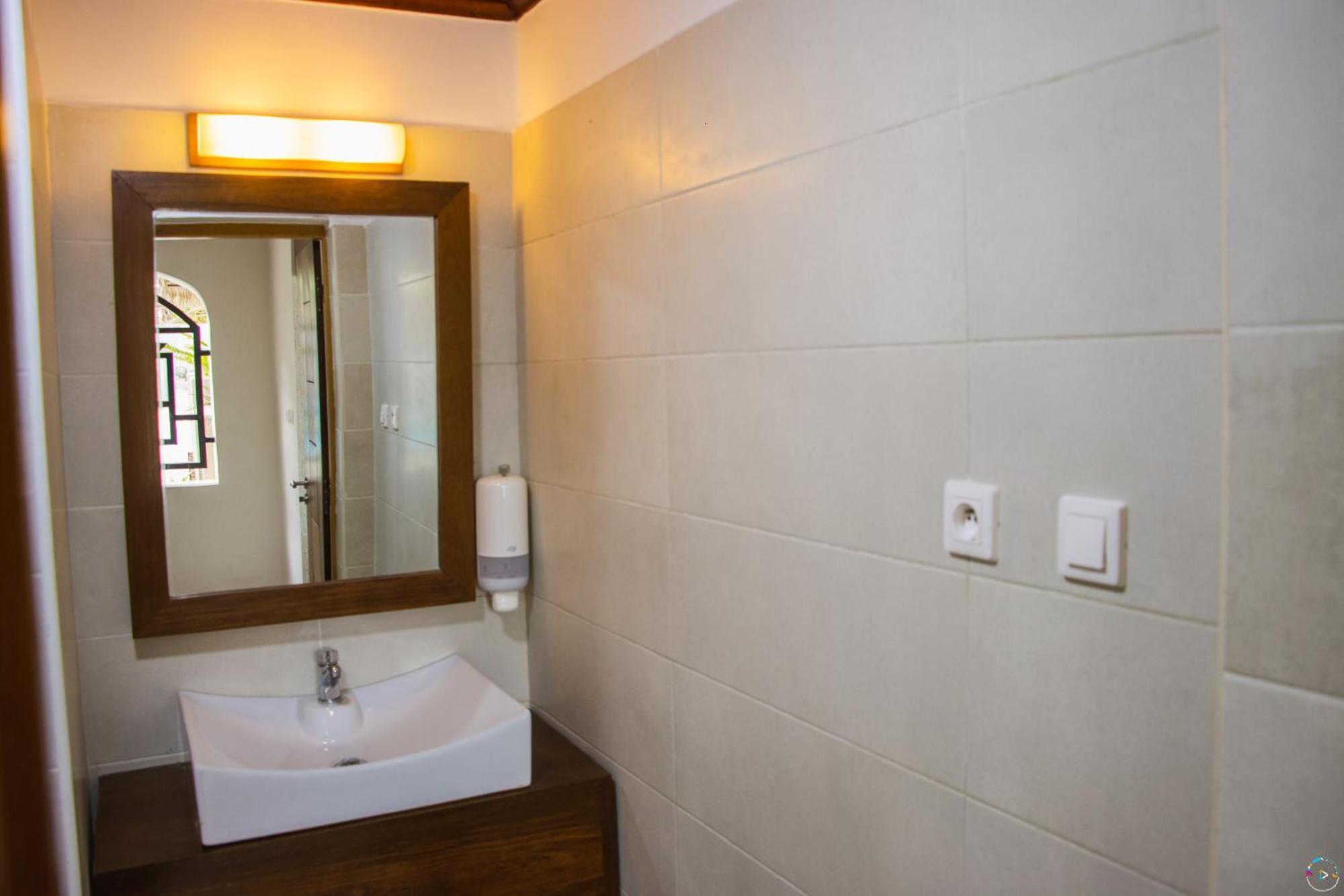 Hotel Baobab Cafe โมรอนดาวา ภายนอก รูปภาพ