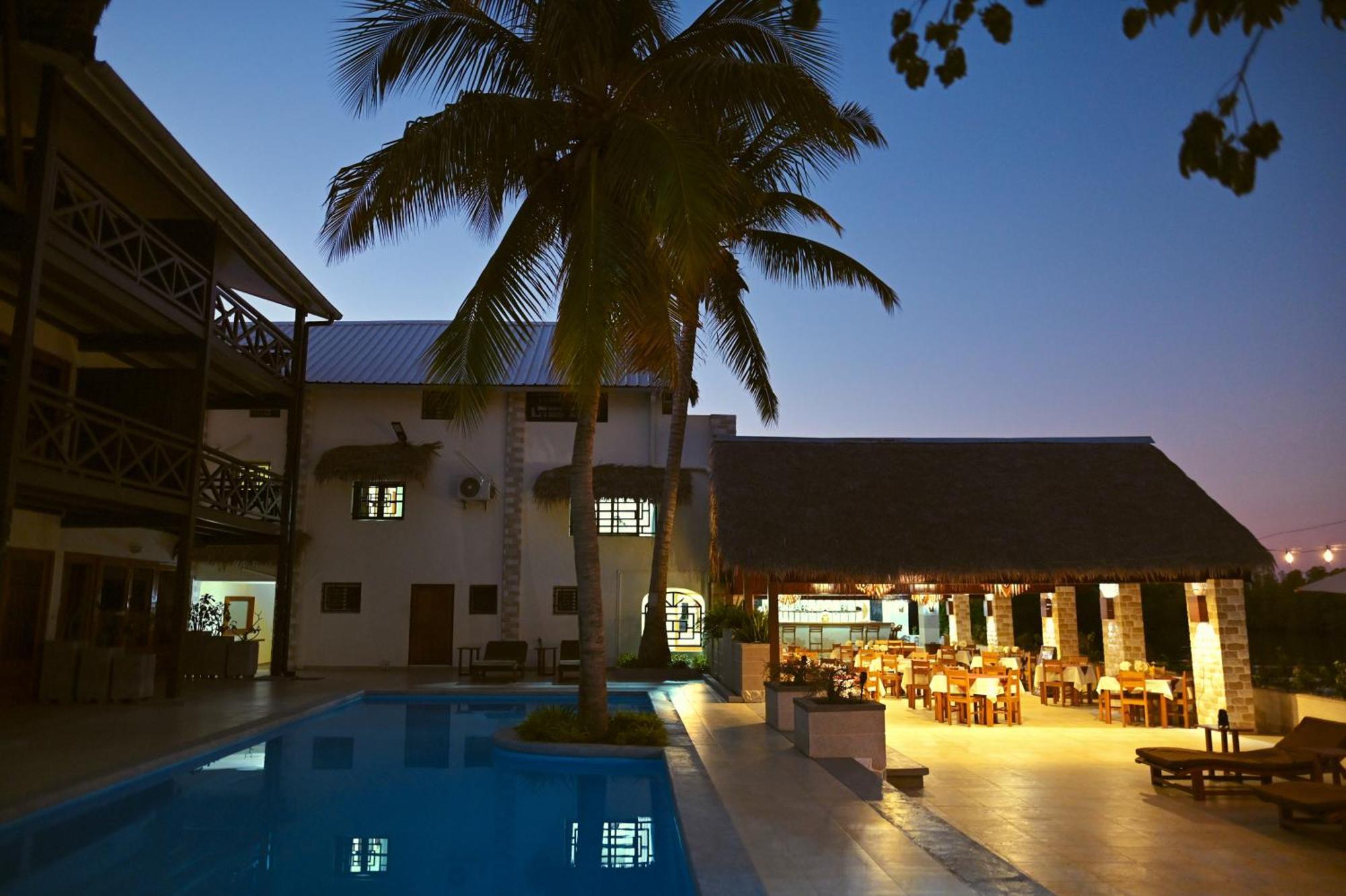 Hotel Baobab Cafe โมรอนดาวา ภายนอก รูปภาพ